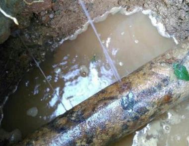 阿合奇楼顶渗水维修公司分享下地暖漏水的原因及检测方法。